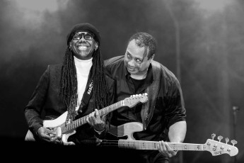 <div class=''>Nile Rodgers and Jerry Barnes</div><div class='entry-categories cat-links'><a href='http://peterclarkimages.co.uk/portfolio/featured/'>Featured</a> | <a href='http://peterclarkimages.co.uk/portfolio/music/'>Music</a> | <a href='http://peterclarkimages.co.uk/portfolio/performance/'>Performance</a> | <a href='http://peterclarkimages.co.uk/portfolio/stage/'>Stage</a></div>